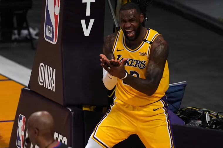9. LeBron James, zarada 88,2 milijuna dolara: Ugovor LeBrona Jamesa ostaje jedan od najvećih u košarci, ali LeBron je zaradio i 60 milijuna dolara od sponzorskih ugovora s 2K Sportsom, AT&amp;T-om, Beatsom, Coca-Colom, GMC-om, KIA Motors-om, Nikeom, RIMOWOM-om i Walmartom.