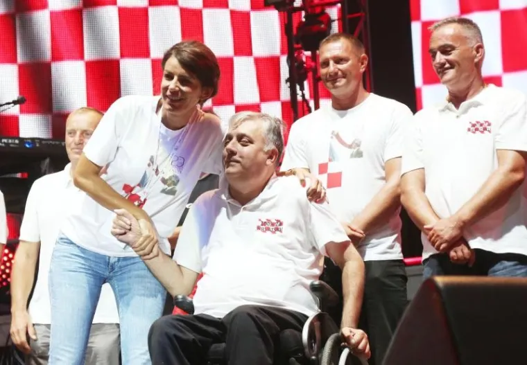 Koncert Marka Perkovića Thompsona povodom svečanog obiljež avanja Dana pobjede i domovinske zahvalnosti, Dana hrvatskih branitelja te 20. obljetnice vojno-redarstvene akcije Oluja. Gradonačelnica Knina bila je u društvu Đure Glogoškog i Josipa Klema