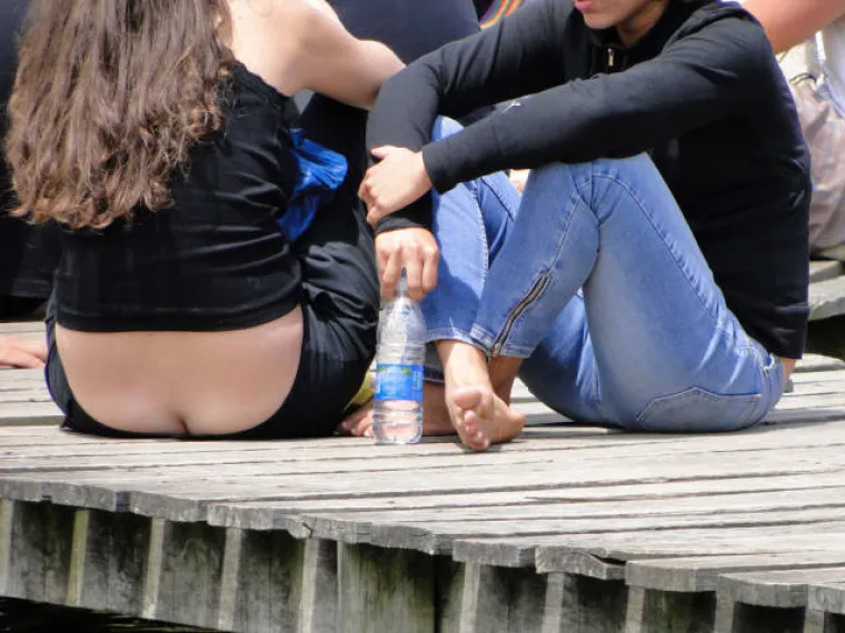 ČIM ONE IZAĐU U KRATKIM SUKNJAMA, POJAVI SE ROJ FOTOGRAFA: Samo čekaju da nešto proviri, kako im se da?!