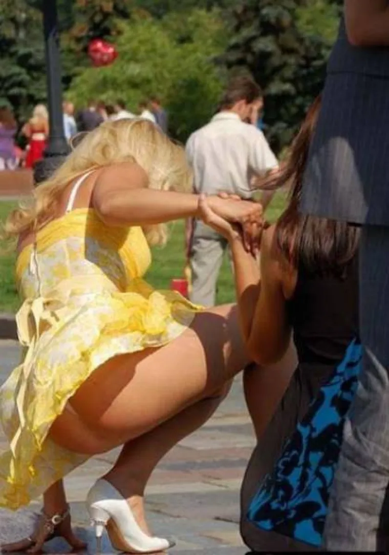 ČIM ONE IZAĐU U KRATKIM SUKNJAMA, POJAVI SE ROJ FOTOGRAFA: Samo čekaju da nešto proviri, kako im se da?!