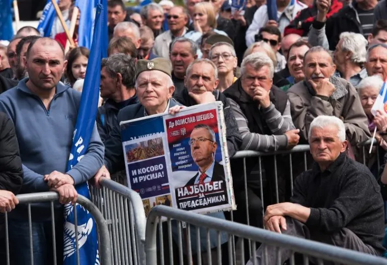 RADIKALI MARŠIRALI BEOGRADOM: Mahali su četničkim zastavama i slušali Šešeljev govor...