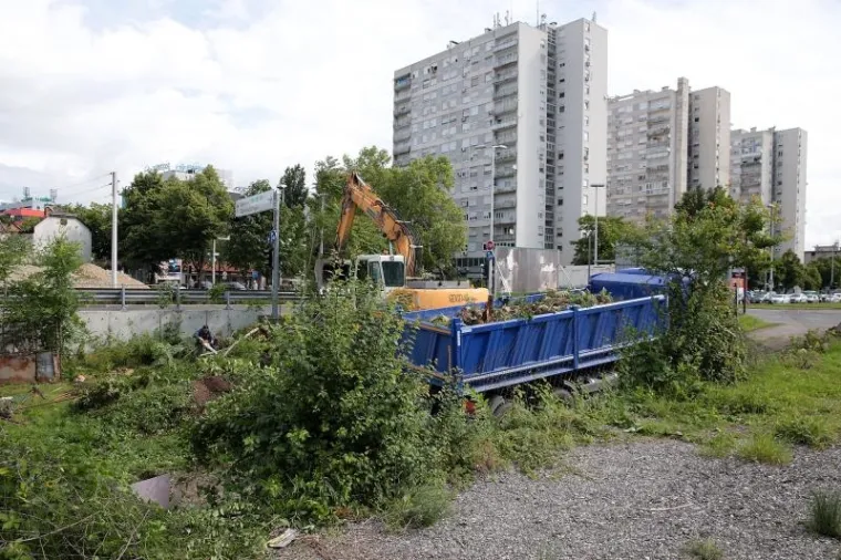 DAN NAKON DRAMATIČNE DELOŽACIJE: Počelo rušenje kuće na Heinzelovoj