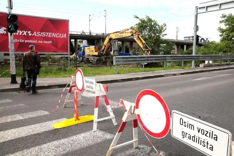 DAN NAKON DRAMATIČNE DELOŽACIJE: Počelo rušenje kuće na Heinzelovoj