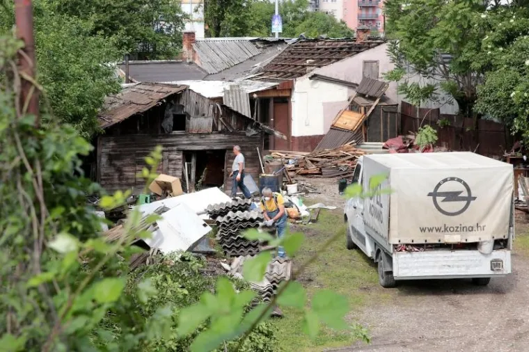 DAN NAKON DRAMATIČNE DELOŽACIJE: Počelo rušenje kuće na Heinzelovoj