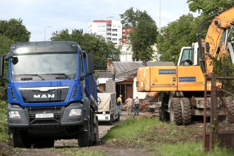 DAN NAKON DRAMATIČNE DELOŽACIJE: Počelo rušenje kuće na Heinzelovoj