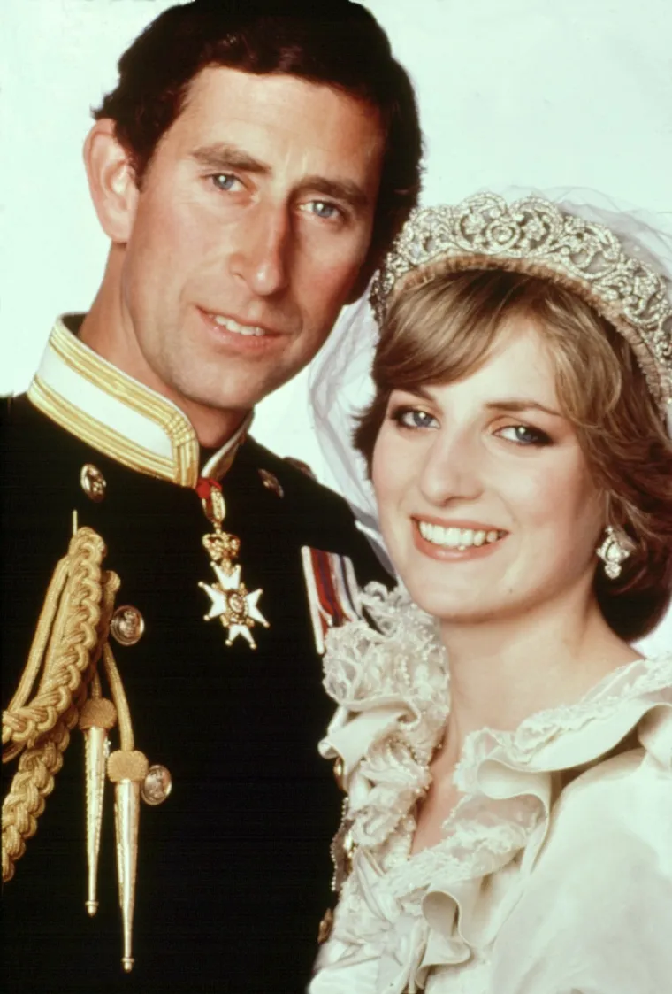 8. Lady Diana: Bila je miljenica svjetske javnosti i njena smrt zaista je rastužila svijet. Bilo joj je tek 37 godina kada je poginula u prometnoj nesreći u Parizu, 1997. U automobilu se vozila s ljubavnikom Dodijem Al-Fayedom, a ni jedno ni  drugo nisu bili vezani sigurnosnim pojasevima.