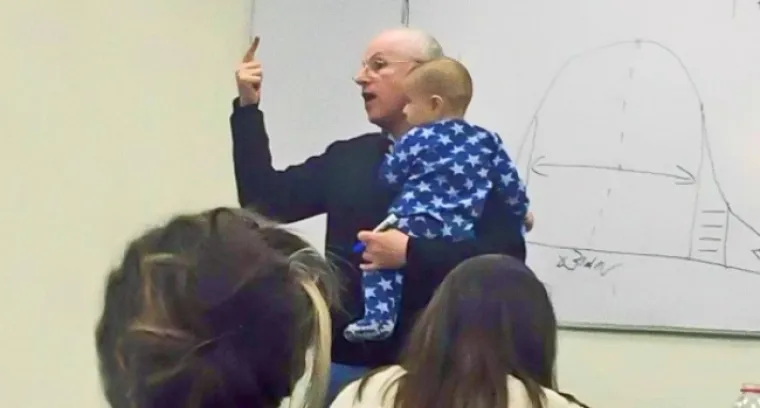 Učenica nije mogla ostaviti bebu dadilji pa je profesor, kada je čuo da beba plače, istu uzeo k sebi ne bi li se smirila te nastavio s predavanjem.