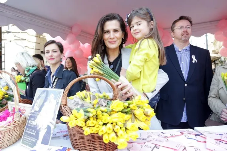 21. DAN NARCISA: Brojne poznate osobe dijelile cvijeće na trgu, predvodnica je bila predsjednica