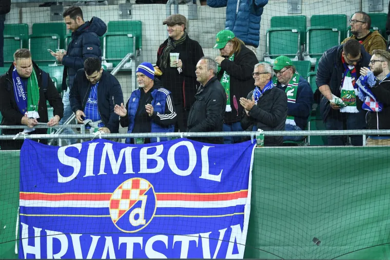 Bad Blue Boysi okupirali tribine u Beču. Palile se baklje, bacale petarde i orila se pjesma
