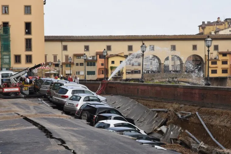 Dio keja duž rijeke Arno u Firenci urušio se u srijedu ujutro nedaleko od Ponte Vecchia, prenosi France Presse.
Urušio se dio podzidane obale dug 200 metara i širok 7 metara. Proteže se od slavnog mosta Ponte Vecchio, koji potječe iz XIV. stoljeća, do mosta Ponte alle Grazie.
Žrtava nije bilo, no šteta je velika.
Oštećeno je dvadesetak automobila koji su bili parkirani na tom dijelu keja, a neki su dijelom završili u vodi.
Vatrogasci su kazali da je uzrok nesreće pucanje vodovodne cijevi. (TEKST: Hina)