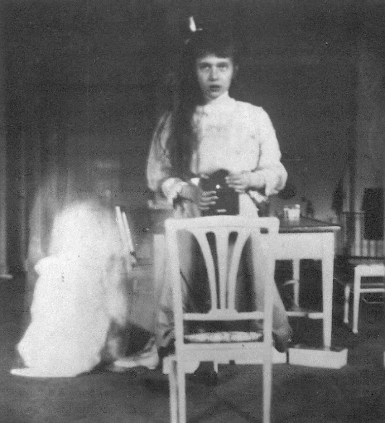 TUrobni tinejdžerski selfie - Anastasia Nikolaevna Romanova, 1913.