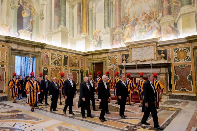 Papa i Trump susreli se u Vatikanu, pogledajte kako su bile odjevene Melania i Ivanka