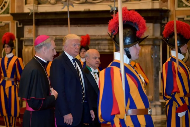 Papa i Trump susreli se u Vatikanu, pogledajte kako su bile odjevene Melania i Ivanka