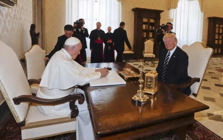 Papa i Trump susreli se u Vatikanu, pogledajte kako su bile odjevene Melania i Ivanka