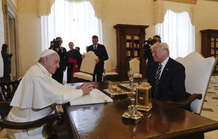Papa i Trump susreli se u Vatikanu, pogledajte kako su bile odjevene Melania i Ivanka