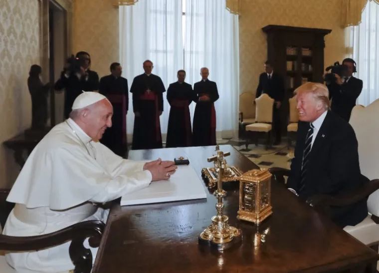 Papa i Trump susreli se u Vatikanu, pogledajte kako su bile odjevene Melania i Ivanka