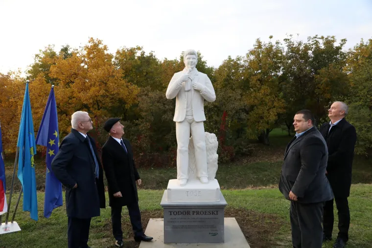 Gradonačelnik ponosno otkrio kip Proeskog u Novoj Gradiški, a onda WTF moment: 'Ako je ovo Toše, ja sam Plenković'