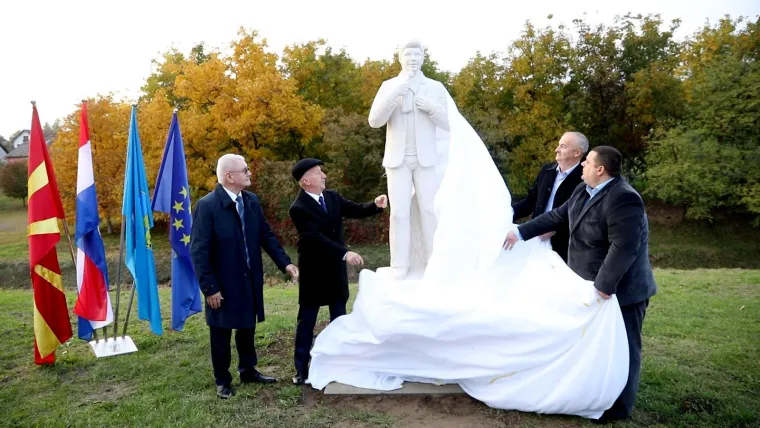 Gradonačelnik ponosno otkrio kip Proeskog u Novoj Gradiški, a onda WTF moment: 'Ako je ovo Toše, ja sam Plenković'