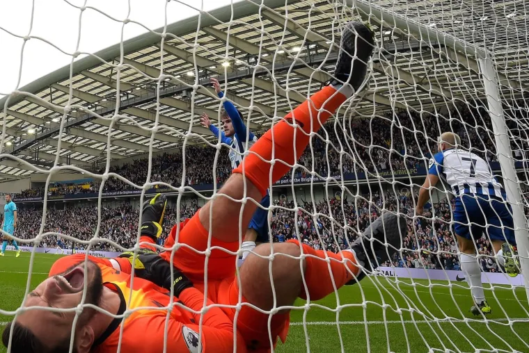 Vratar Hugo Lloris gadno se ozlijedio. kod drugog primljenog gola pao je na lijevu ruku koja je jednostavno - pukla.