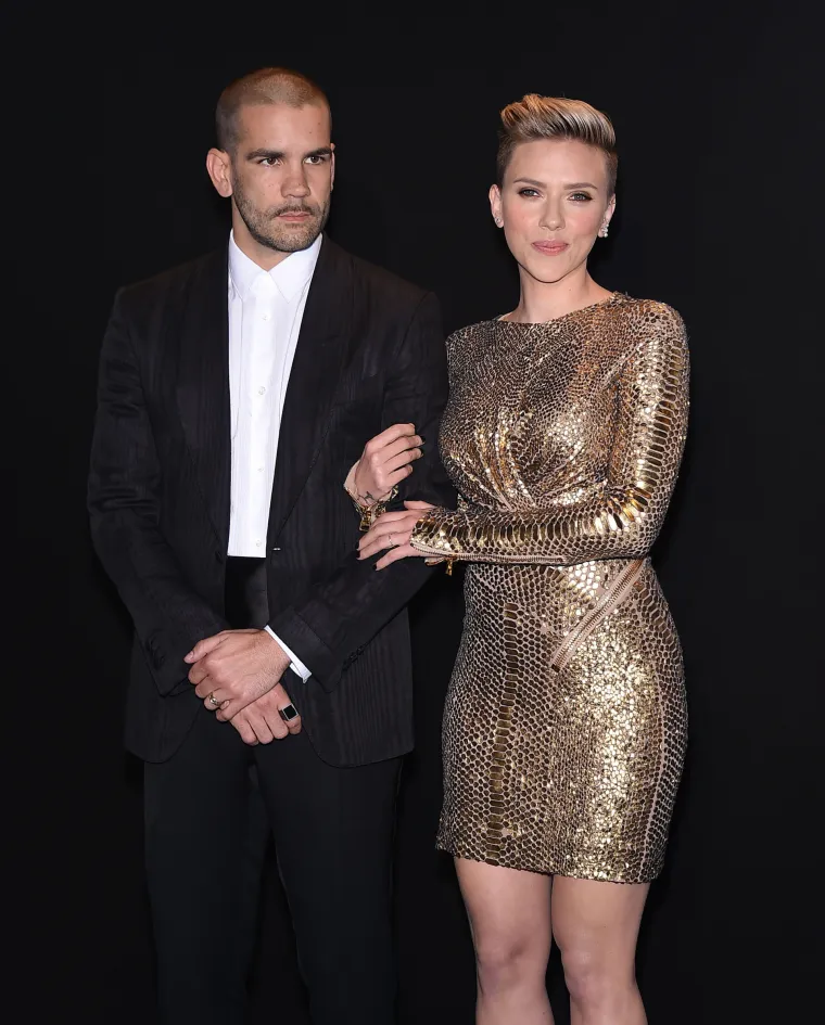 Scarlett Johansson udala se za francuskog novinara Romaina Dauriaca 2014. godine i iste godine su dobili kćer Rose Dorothy Dauricac. Par je bio zajedno tri godine prije nego su se rastali 2017. godine. 