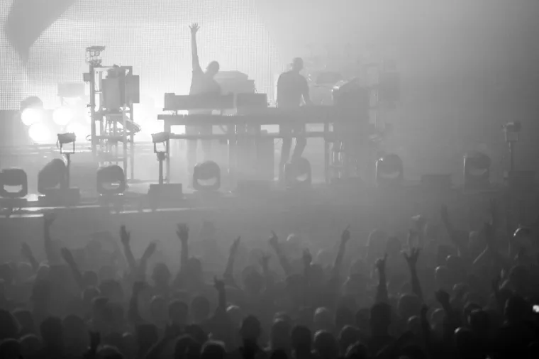 Slavni elektronski dvojac iz Manchestera The Chemical Brothers u subotu navečer prvi puta je nastupio u Zagrebu. Koncert Toma Rowlandsa i Eda Simonsa u Domu sportova bio je impresivan audiovizuelni doživljaj.
