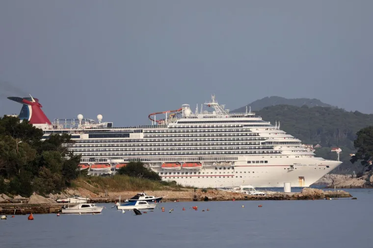 KRUZER UPLOVIO U DUBROVNIK: Mjesecima je plovio zbog pandemije bez mogućnosti iskrcaja