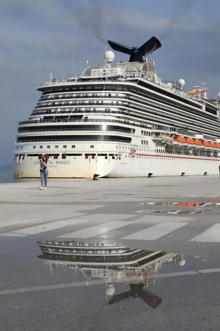 KRUZER UPLOVIO U DUBROVNIK: Mjesecima je plovio zbog pandemije bez mogućnosti iskrcaja