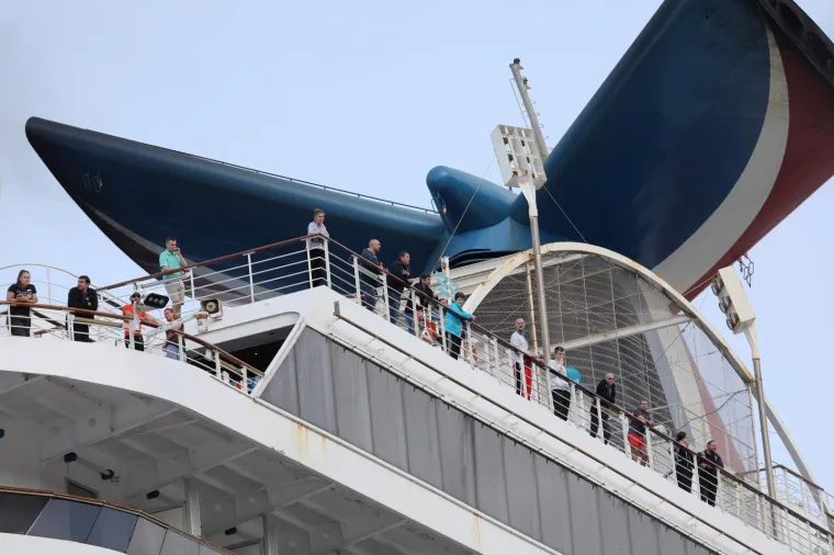 KRUZER UPLOVIO U DUBROVNIK: Mjesecima je plovio zbog pandemije bez mogućnosti iskrcaja