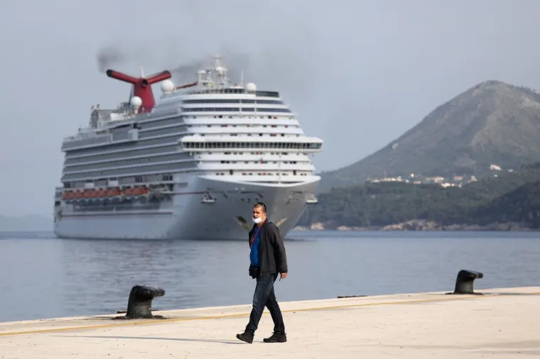 KRUZER UPLOVIO U DUBROVNIK: Mjesecima je plovio zbog pandemije bez mogućnosti iskrcaja