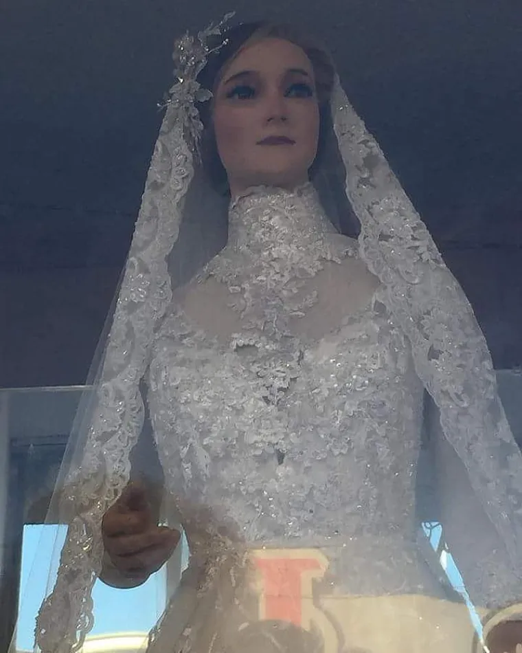 Građanima nije trebalo dugo da na lutki zapaze posve neobične detalje, što je ubrzo potaknulo glasine da ta lutka možda i nije tako obična, jednaka ostalima.