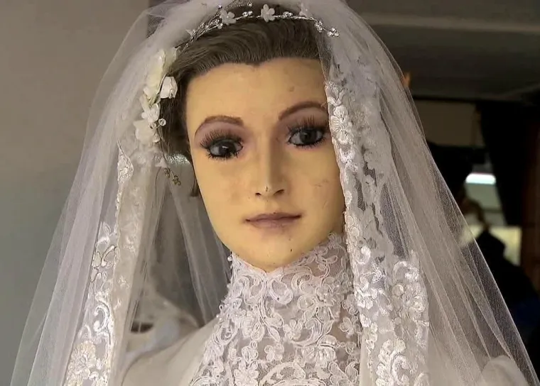 Odjenula je na nju vjenčanicu, postavila u izlog svoje radnje, a La Pascualita je ostala tamo stajati sve ove godine, pa i unatoč tome što je Pascualita Esparza Perales de Pérez u međuvremenu preminula, a vlasnici radnje se s godinama mijenjali.