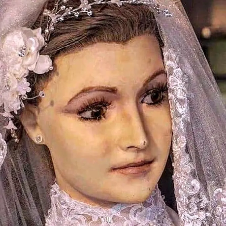U izlogu radnje već desetljećima drže leš djevojke?! Kažu da je umrla na dan vjenčanja, da se majka od nje nije mogla rastati