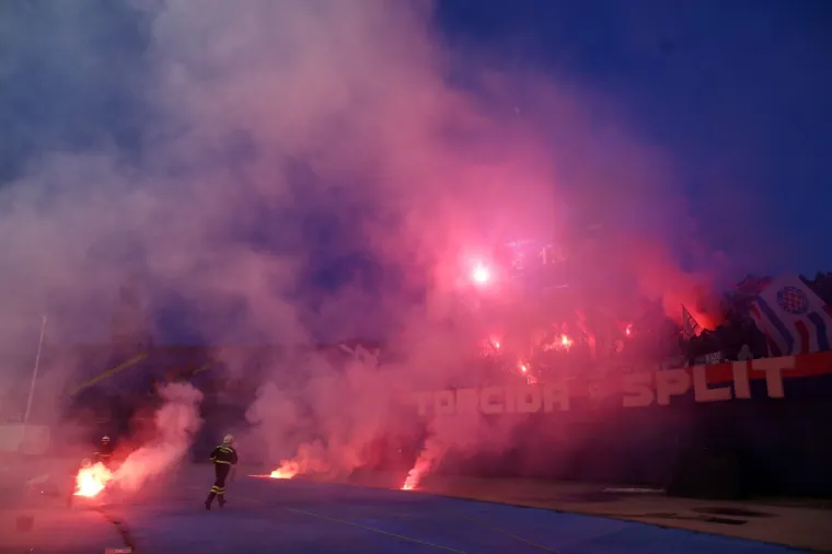 GORILO JE SVE NA TRIBINAMA MAKSIMIRSKOG ZDANJA: Pogledajte prizore navijačkog ludila