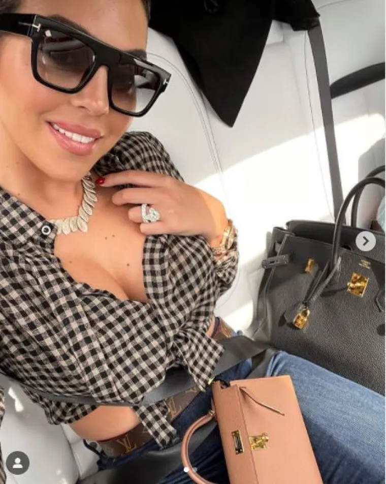 Georgina je dala otkaz u nakon što su je paparazzi uhvatili s Ronaldom u Disneylandu u Parizu. Na to je bila prisiljena jer su fotoreporteri pratili svaki njen korak, a svaki dan čekali su je ispred trgovine.