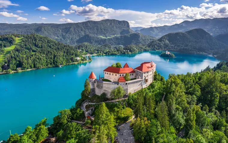 5. Slovenija: CNN-ov novinar Chris Dwyer opisao je susjednu državu kao &quot;koktel Balkana, Mediterana i Alpi, serviran s vlastitim štihom&quot;. Zahvaljujući maloj površini, posjetitelju mogu u kratkom vremenu posjetiti puno destinacija, od Bledskog jezera do Ljubljane. Uz sve to, Michelin je ove godine podijelio zvjezdice za čak sedam restorana u Sloveniji.