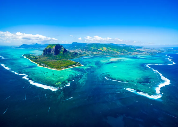 3. Mauricijus: Otočki raj nalazi se u Indijskom oceanu, oko 1100 kilometara istočno od Madagaskara. Ovaj podcijenjeni afrički biser naseljen je multirasnim i mirnim ljudima, prekriven je sjajnim terenima za golf, nudi brojne vodene sportove, planinarenje, lov, promatranje ptica, luksuzna odmarališta, odličnu hranu, hotele s tri i četiri zvjezdice, jedan od najboljih svjetskih botaničkih vrtova, dobar noćni život, prekrasne barove na plaži, UNESCO-vu svjetsku baštinu, itd.