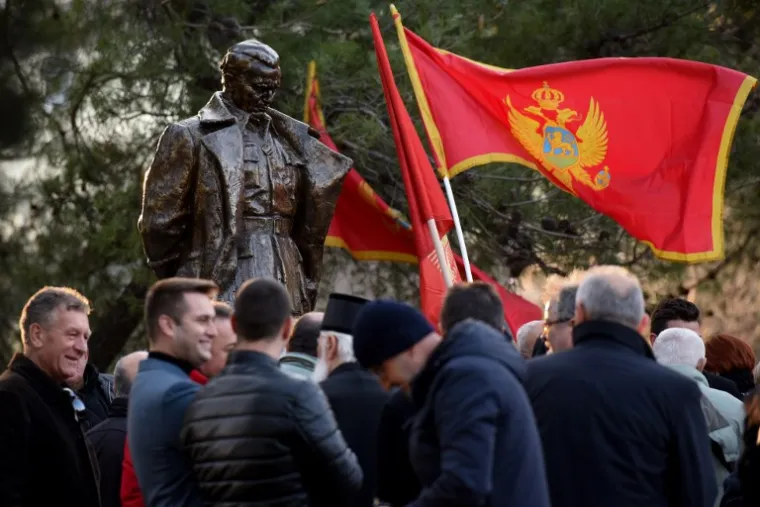 SVI GA MIČU, ALI ONI SU GA VRATILI: Titov spomenik opet dobio svoje mjesto u gradu koji je nosio njegovo ime