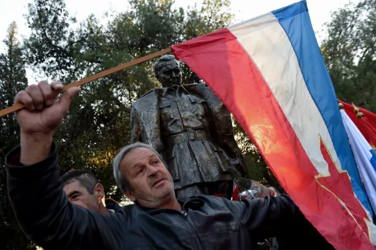SVI GA MIČU, ALI ONI SU GA VRATILI: Titov spomenik opet dobio svoje mjesto u gradu koji je nosio njegovo ime
