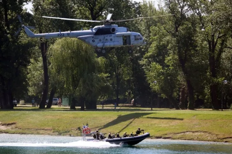 HRVATSKA VOJSKA ZAPOSJELA JARUN: Građani s velikim zanimanjem razgledavali tenkove, helikoptere, strojnice...