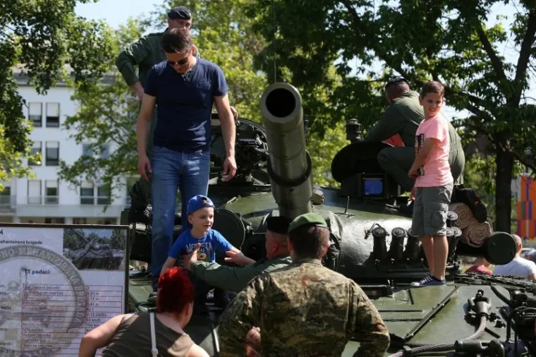 HRVATSKA VOJSKA ZAPOSJELA JARUN: Građani s velikim zanimanjem razgledavali tenkove, helikoptere, strojnice...
