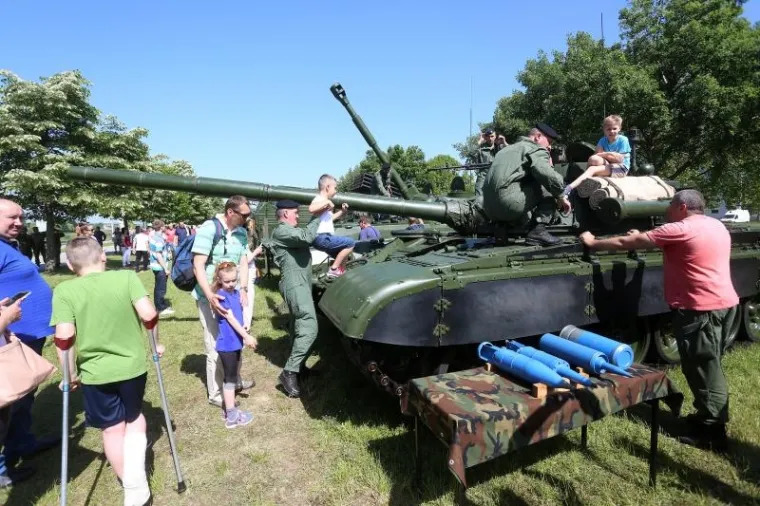HRVATSKA VOJSKA ZAPOSJELA JARUN: Građani s velikim zanimanjem razgledavali tenkove, helikoptere, strojnice...
