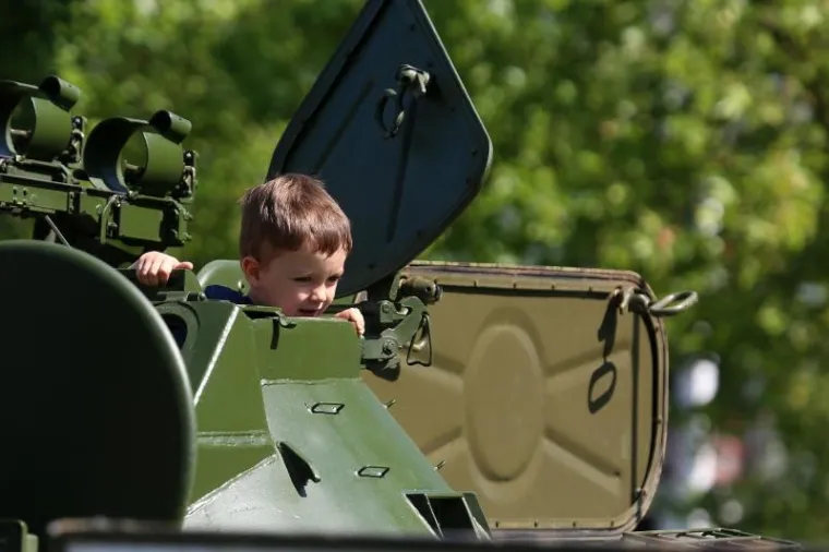 HRVATSKA VOJSKA ZAPOSJELA JARUN: Građani s velikim zanimanjem razgledavali tenkove, helikoptere, strojnice...