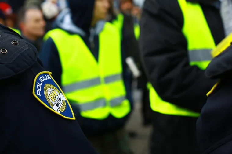 'ŽUTI PRSLUCI' OKUPIRALI CENTAR ZAGREBA, PRATILA IH POLICIJA: Nezadovoljni stanjem u državi izašli na ulice