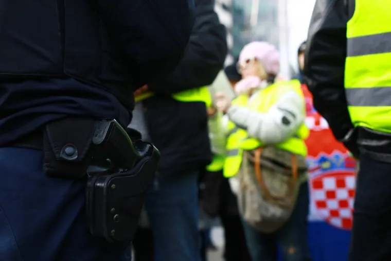 'ŽUTI PRSLUCI' OKUPIRALI CENTAR ZAGREBA, PRATILA IH POLICIJA: Nezadovoljni stanjem u državi izašli na ulice