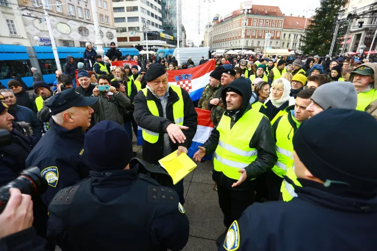 'ŽUTI PRSLUCI' OKUPIRALI CENTAR ZAGREBA, PRATILA IH POLICIJA: Nezadovoljni stanjem u državi izašli na ulice