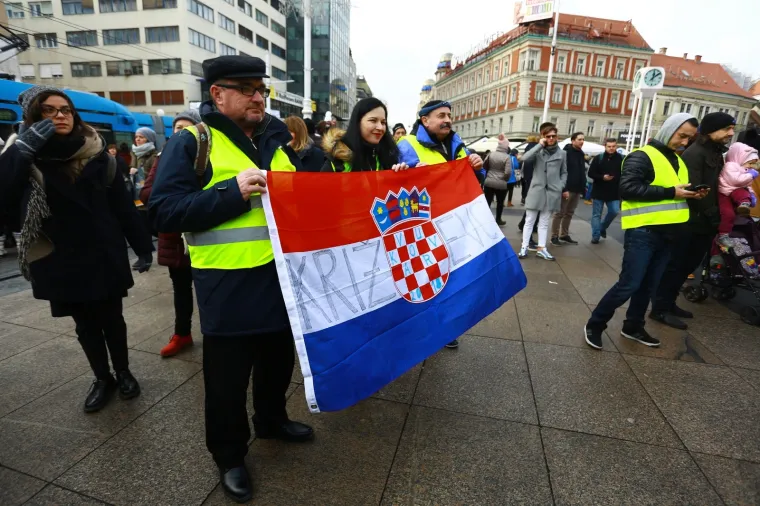 'ŽUTI PRSLUCI' OKUPIRALI CENTAR ZAGREBA, PRATILA IH POLICIJA: Nezadovoljni stanjem u državi izašli na ulice