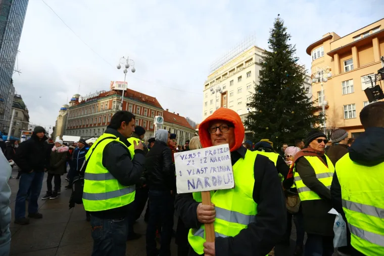 'ŽUTI PRSLUCI' OKUPIRALI CENTAR ZAGREBA, PRATILA IH POLICIJA: Nezadovoljni stanjem u državi izašli na ulice