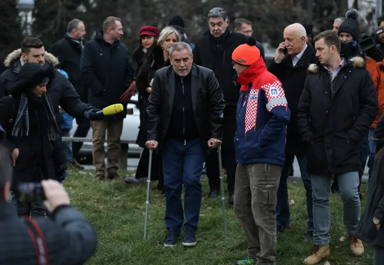 LIVADA NA CMROKU SPREMNA JE ZA SANJKANJE: Gradonačelnika ni štake nisu spriječile da otvori sezonu