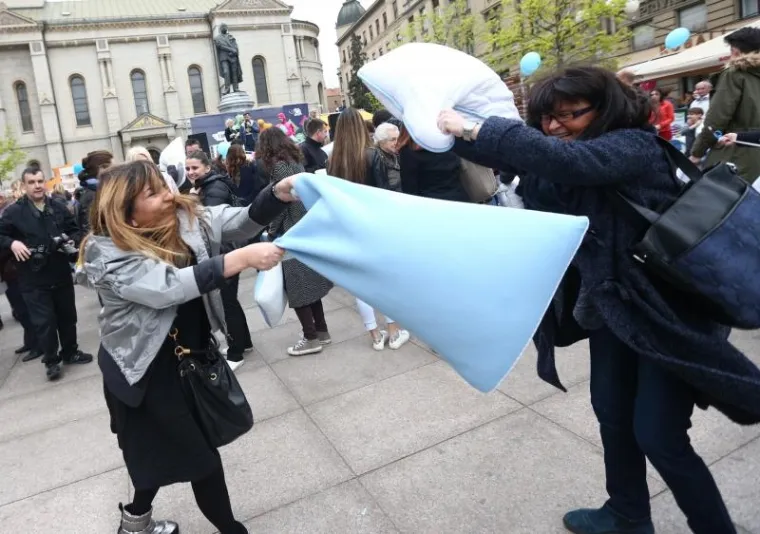 Prvi hrvatski Pillow day, međunarodna atrakcija borbe jastucima. Simpatične olimpijke sestre Zaninović ambasadorice su ovog događaja. Oko 200 građana sudjelovalo je u prvoj borbi jastucima na Cvjetnom trgu.
