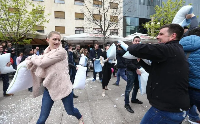 MASOVNA TUČNJAVA U CENTRU ZAGREBA: U obračunu jastucima sudjelovale i dvije poznate sestre